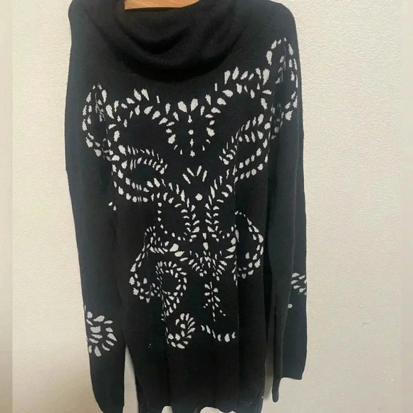 Vertigo black Aztec turtleneck wool blend blouse size Medium - Picture 3 of 6